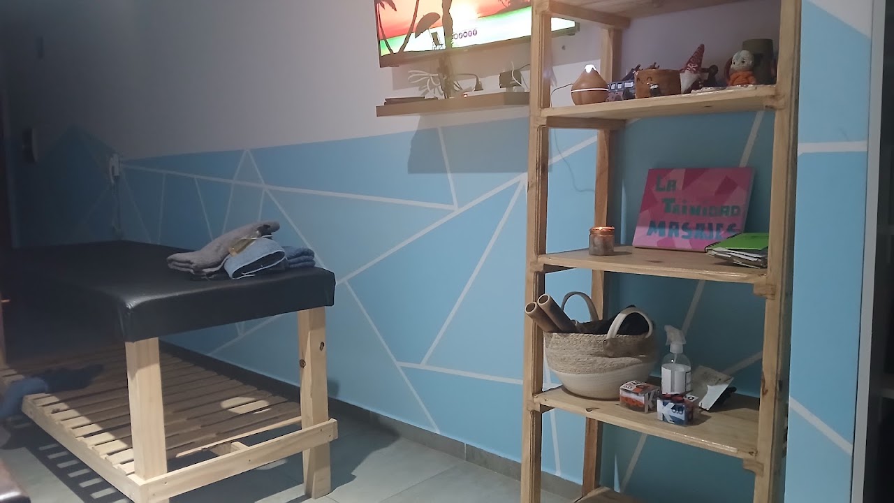 Rincón con cartel de La Trinidad Masajes